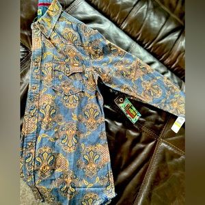2OH Threads Men’s button up and long sleeved, paisley design. Size M.